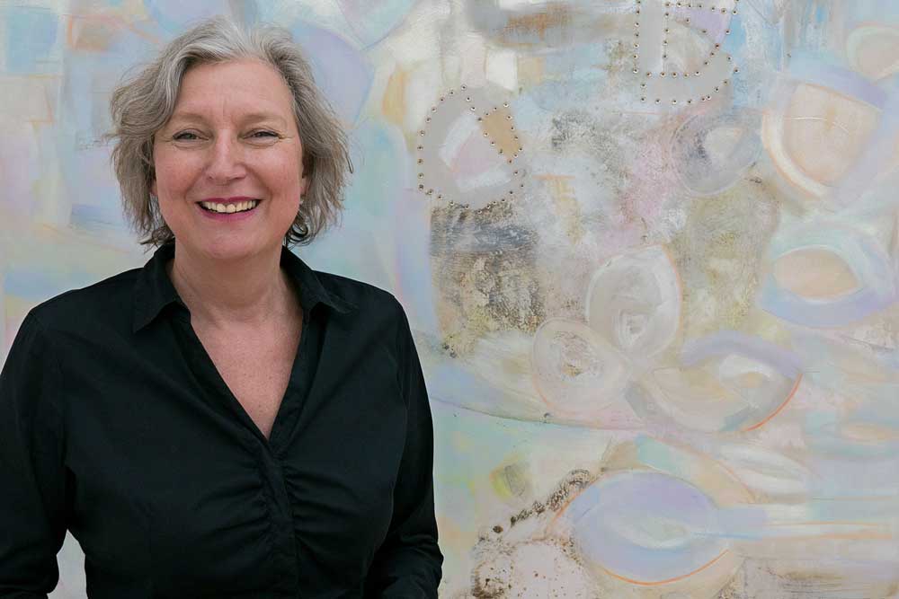 Monika Borchardt New Pastels Monika Borchardt vor einem Bild in ihrer Ausstellung "New Pastels"